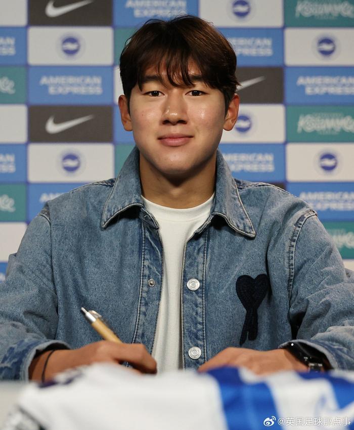 韩国游泳新星崭露头角，勇夺冠军