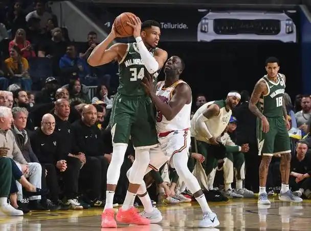 关于雄鹿主场击败独行侠，霍勒迪分率队取胜的信息