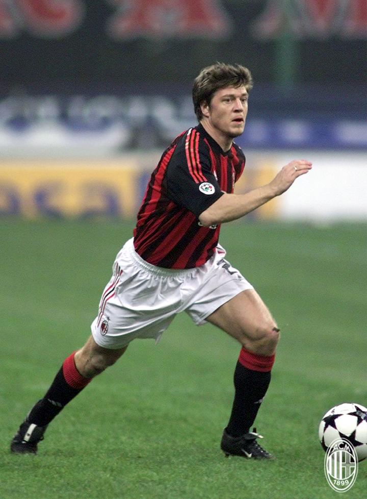 关于AC米兰场边指挥情绪激动，阿贾克斯队员怒摔水瓶的信息