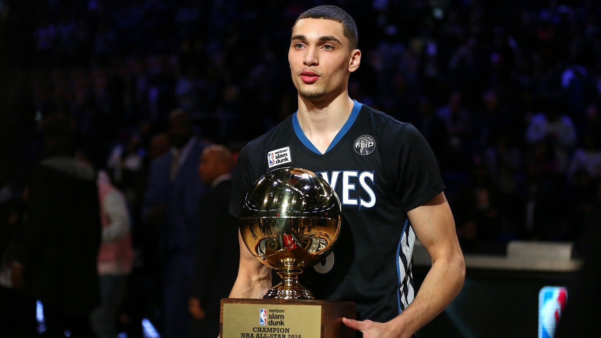 Rookie在雄鹿比赛中关键助攻，逆转引发热议！